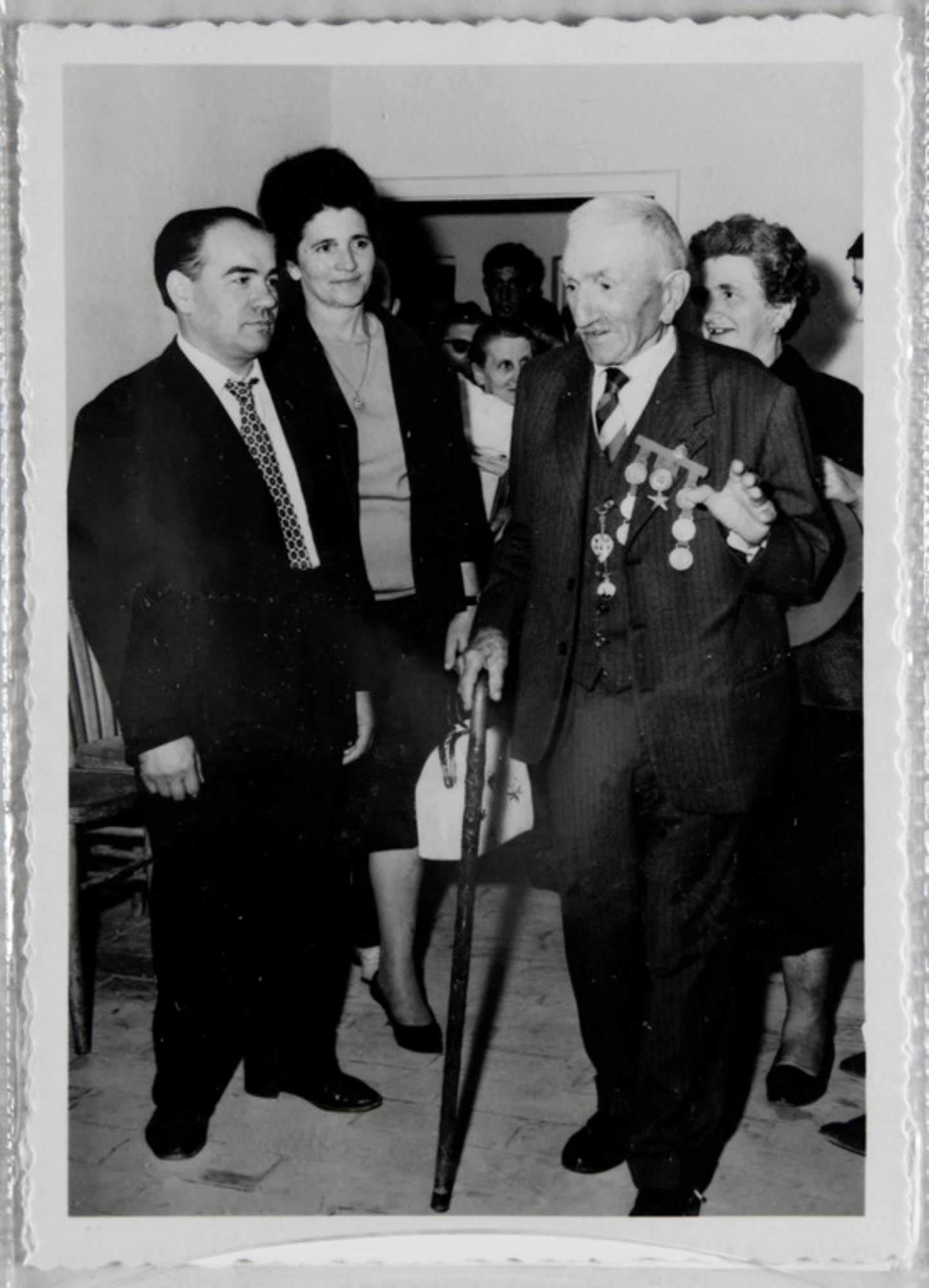 Poggibonsi, 18-19 luglio 1964, XX° anniversario della liberazione e conferimento ad Alcide Cervi della cittadinanza onoraria. Alcide Cervi in conversazione, dietro di lui la figlia Diomira e la nuora Irnes Bigi